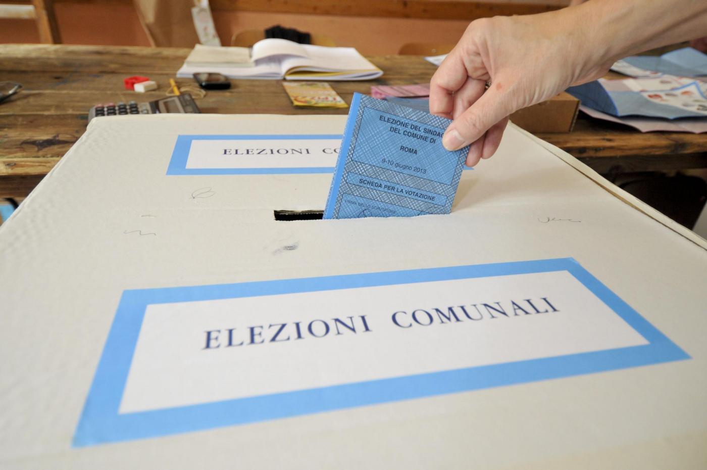 Roma Italia politica Il sindaco uscente Gianni Alemanno vota con la moglie Isabella Rauti al seggio di via Giancarlo Bitossi alla