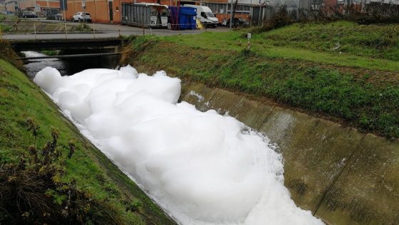Schiuma da tensioattivi in fosso, perdita da fabbrica Sesto F.no