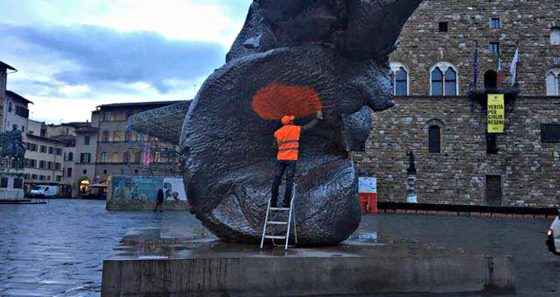 Imbrattata statua di Fischer in piazza Signoria a Firenze
