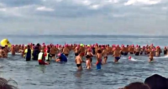Tuffo Capodanno: Viareggio 263 in mare, 200 a Livorno, a Firenze Giani in Arno