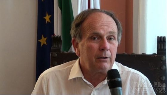 Portoferraio: carenza vigili, sindaco si mette a dirigere il traffico