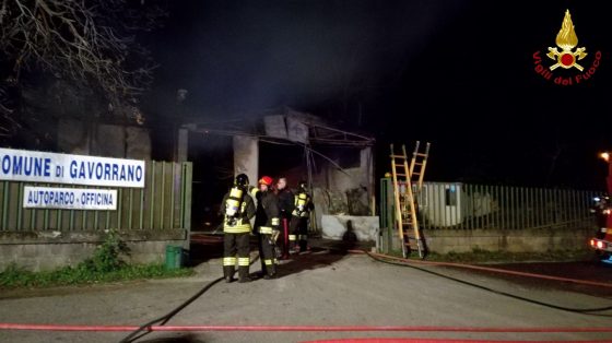 13 mezzi distrutti in un incendio a Gavoranno