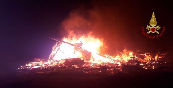 Incendi: fiamme in spiaggia libera, distrutto bar a Tirrenia