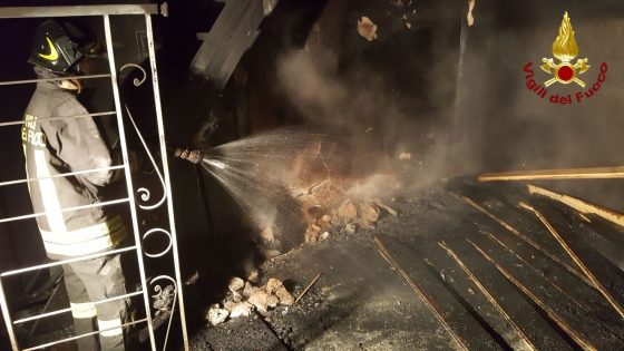 Fiamme in camera, una persona intossicata