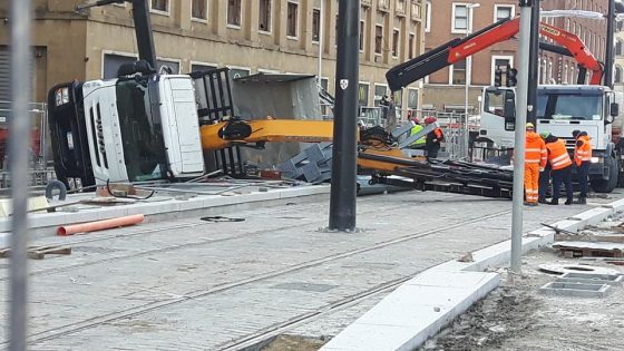 Camion si ribalta in piazza Stazione a Firenze