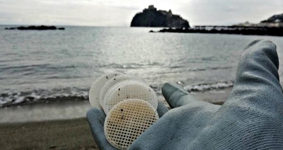 Risolto il giallo dei dischetti in mare, sono filtri di un depuratore sul Sele