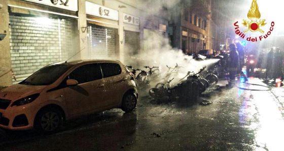 Incendio a Livorno, distrutti 14 motorini
