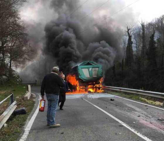 Incidente moto contro tir a Vaglia, muore motociclista