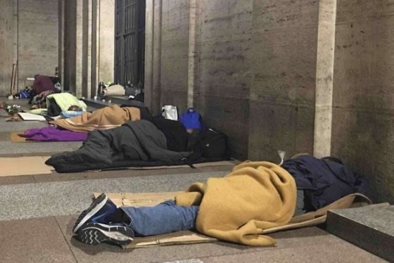 Uomo trovato morto per strada a Livorno: era senza tetto, fra ipotesi un malore