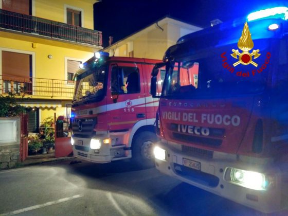 Fiamme distruggono camper e minacciano abitazioni