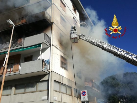 Fiamme in condominio a Prato: muore anziana trovata nel vano scale