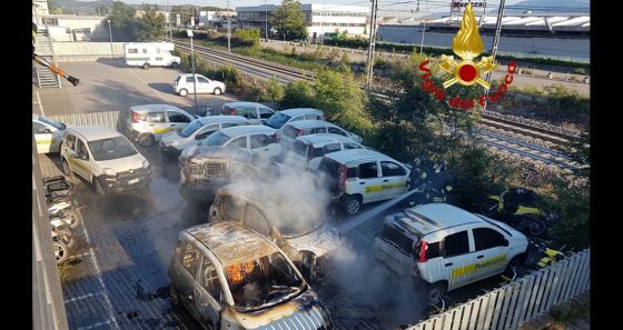 Incendio in parcheggio deposito Poste danneggia auto