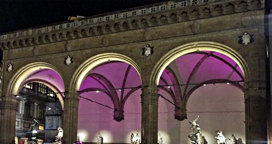 Stasera, Loggia dei Lanzi illuminata di viola