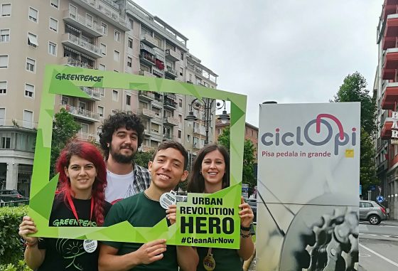 Volontari di Greenpeace premiano chi lascia auto a casa a Pisa