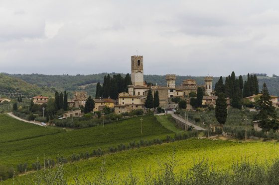 Atti vandalici a Tavarnelle, imbrattati spazi pubblici, strade e abitazioni private