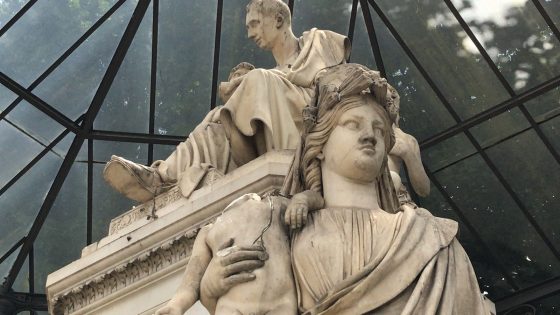 Vandali distruggono testa putto in piazza Demidoff a Firenze