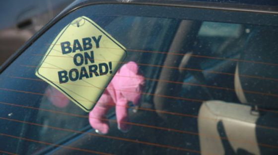 Allarme per neonata in auto, mamma nel bosco a fare pipì