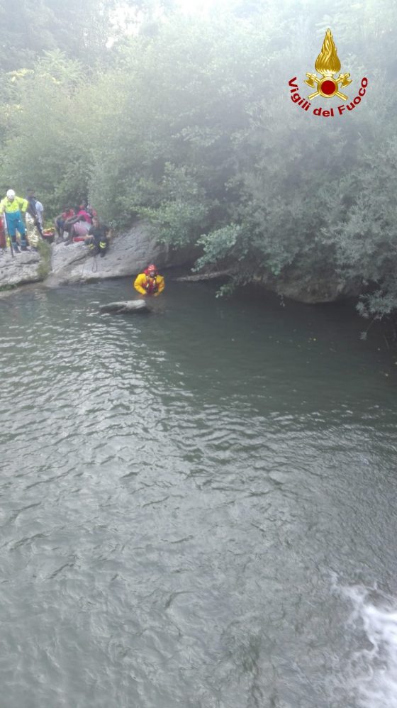 Si tuffa in torrente, muore giovane migrante in Casentino