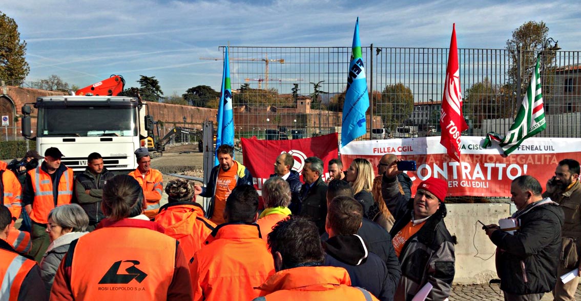 operai protestano per paga in ritardo