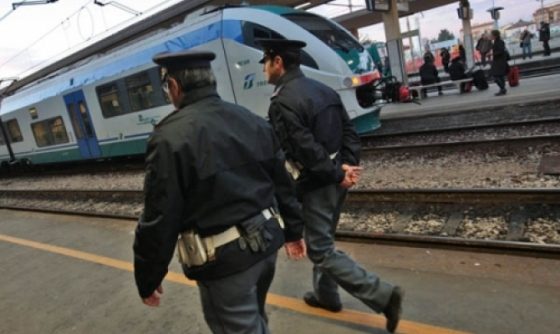 Da Torino a Firenze in bus con 1/2 chilo di droga, arrestata 31enne