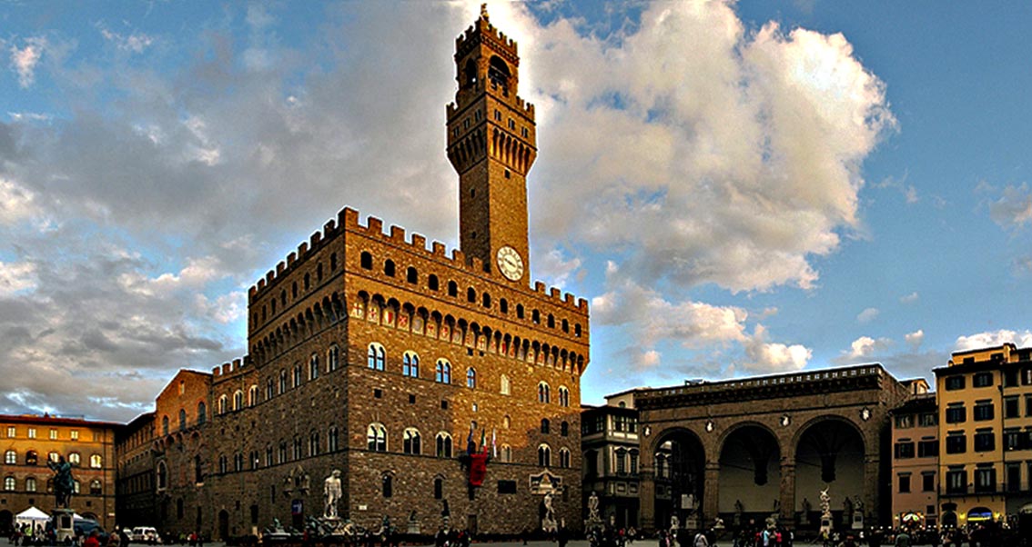 Giornata mondiale del rifugiato, su Palazzo Vecchio logo Unhcr e #WithRefugees