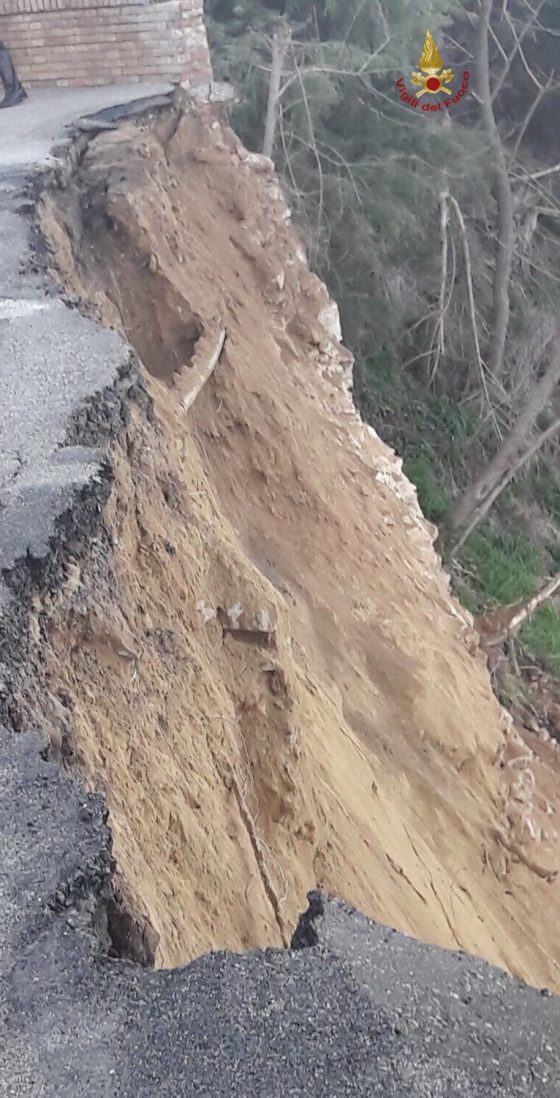 Crolla muro a Volterra, inagibili due abitazioni