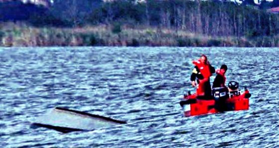 Si rovescia barchino lago Massaciuccoli, morto un uomo