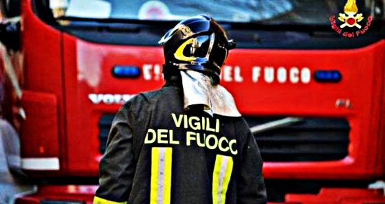 Massa: in fiamme camion spazzatura, sotto choc l’autista