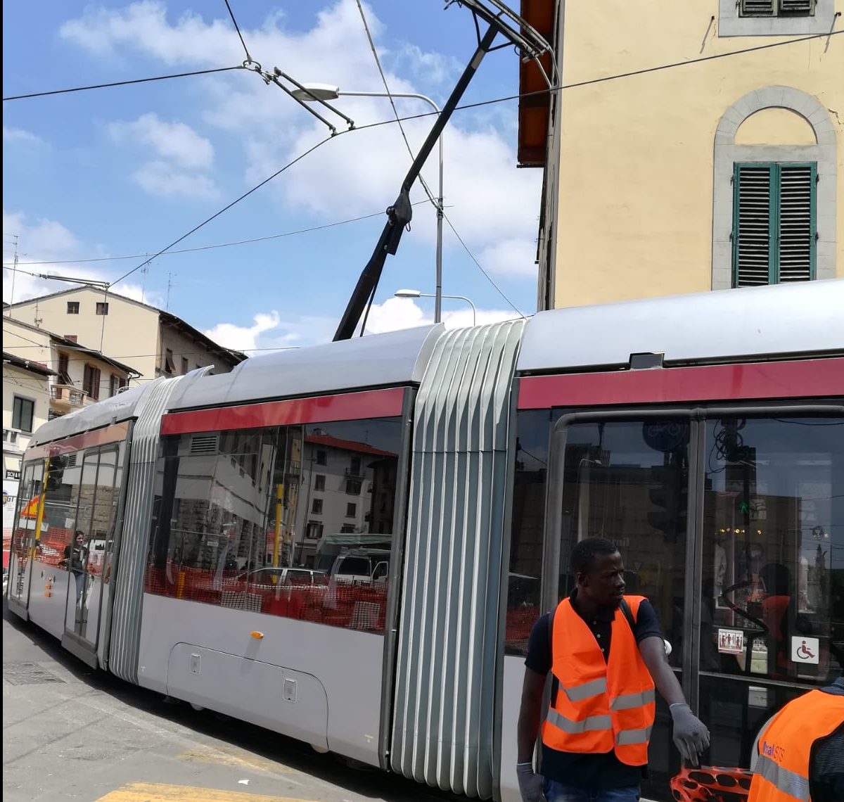 Pantografo tramvia si eleva oltre misura e abbatte palo sostegno fili