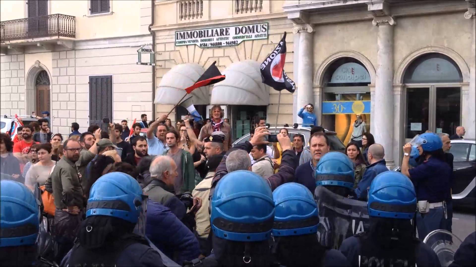 Salvini contestato a Viareggio