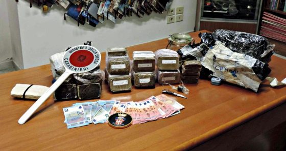 Ai domiciliari per spaccio nasconde 4,5 kg droga, arrestato 