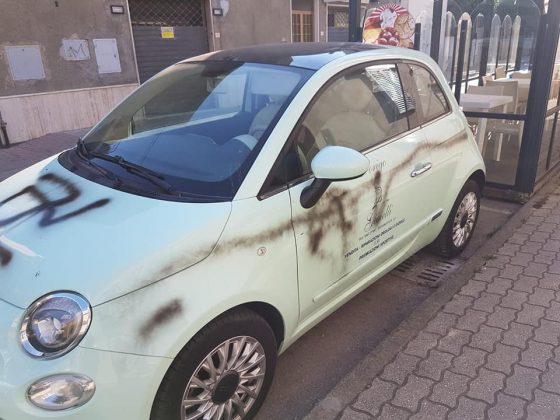 Svastiche su auto commerciante Donoratico, la denuncia del sindaco