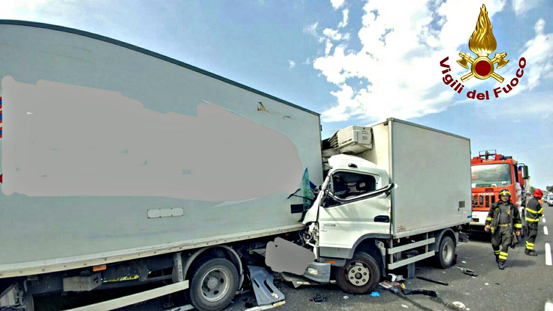 Tamponamento tra furgoni sulla Fi-Pi-Li, un morto