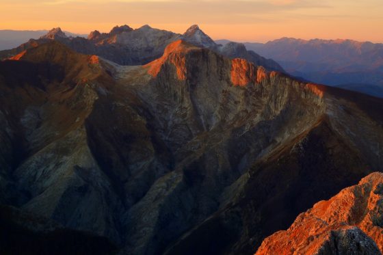 Alpinista soccorso sulle Apuane dopo essere scivolato per 200 metri