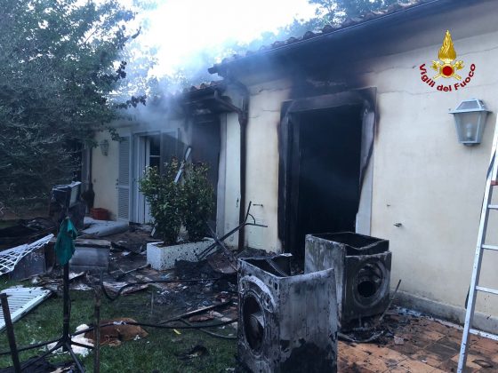 Incendio in Maremma, fulmine cade in giardino abitazione