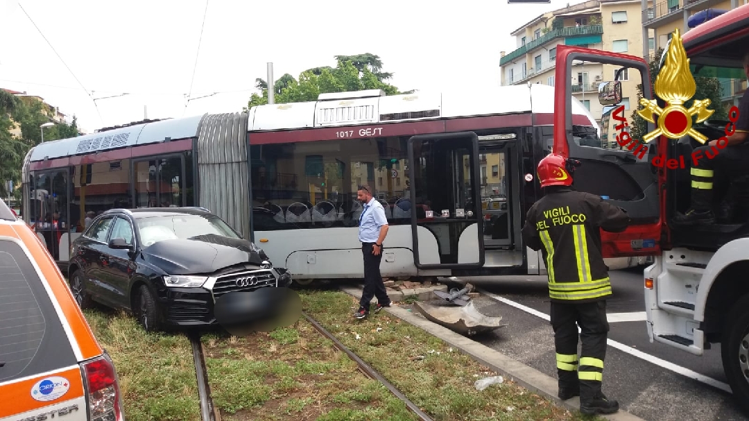 scontro auto tram
