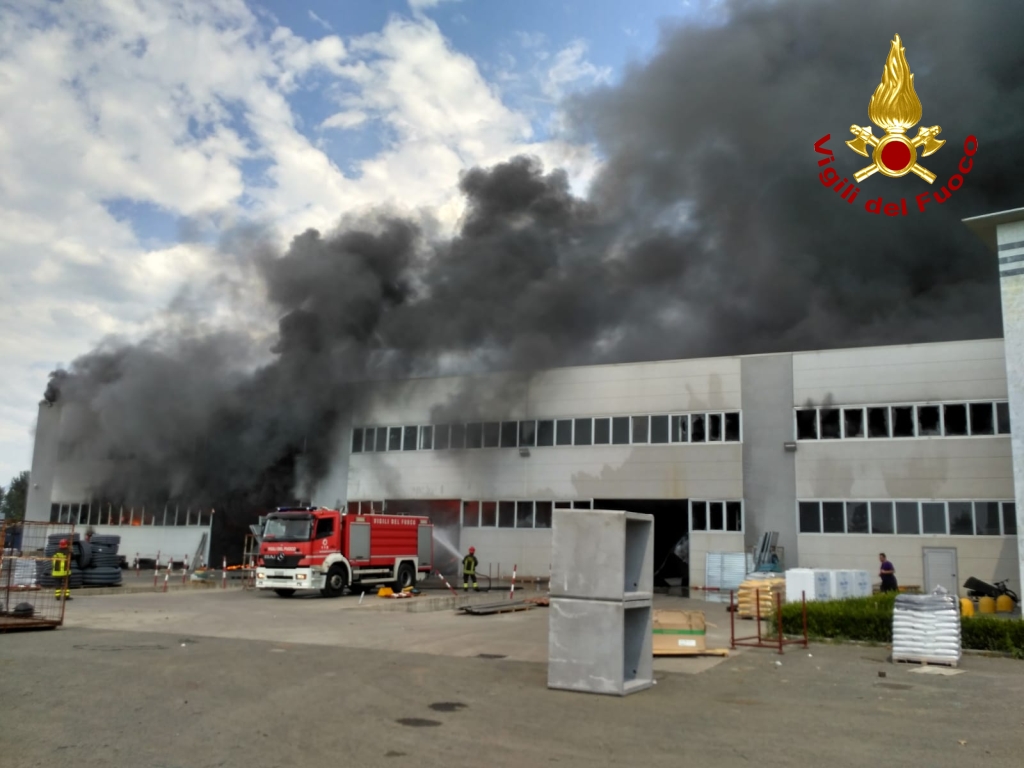 Incendio Pietrasanta, sindaco: situazione sotto controllo