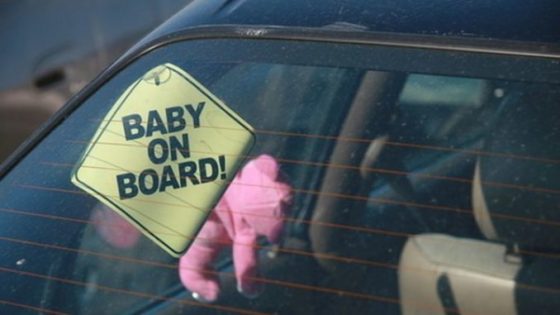 Bimbi si chiudono in auto sotto il sole, soccorsi da VVF e 118