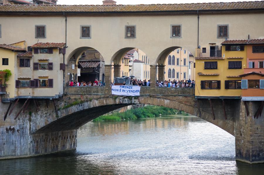 Esposto striscione “Firenze non è in vendita’ su Ponte Vecchio