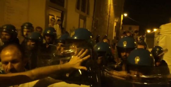 Carica polizia per striscione: Nogarin, nessuno è innocente 100%