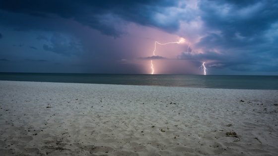 Colpito da fulmine a Piombino, salvo con massaggio cardiaco in spiaggia