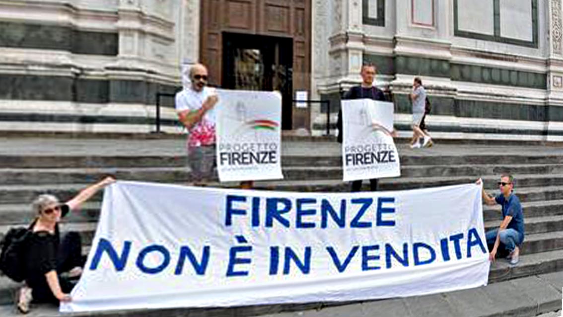 ‘Firenze non è in vendita’, flashmob su sagrato Santa Croce