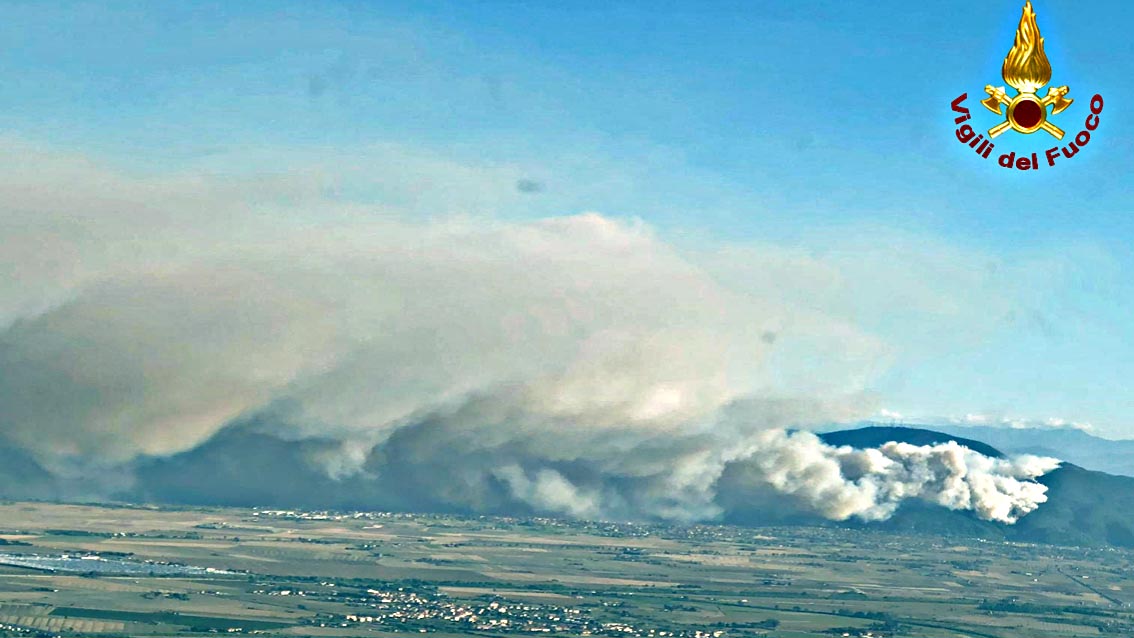 Incendio Monte Serra: 700 sfollati, 600 ettari bruciati