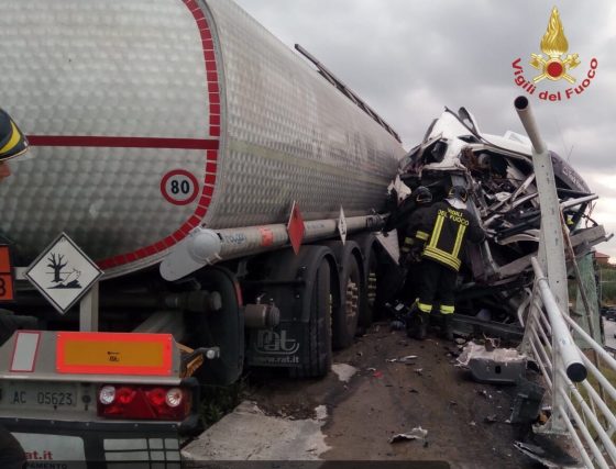 Incidente a Pisa, autocisterna in bilico su ponte