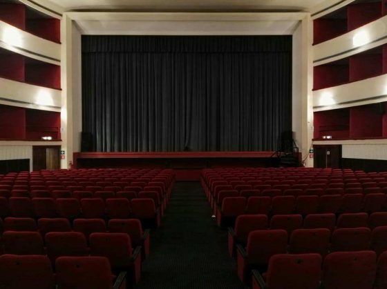 Teatro: sagome di cartone al posto del pubblico a Grosseto