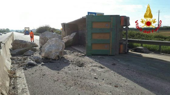 Aurelia: blocco di calcare finisce in strada dopo incidente