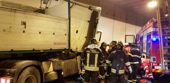 Scontro tra tir in galleria, due feriti e code in A1 Tra Bologna e Firenze