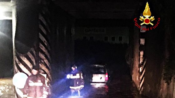 Salvati 2 fratelli da sottopasso allagato