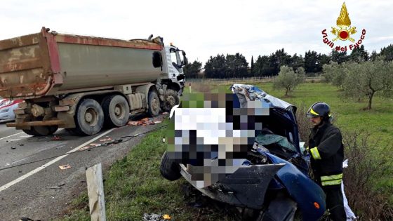 Scontro autovettura-camion, un morto