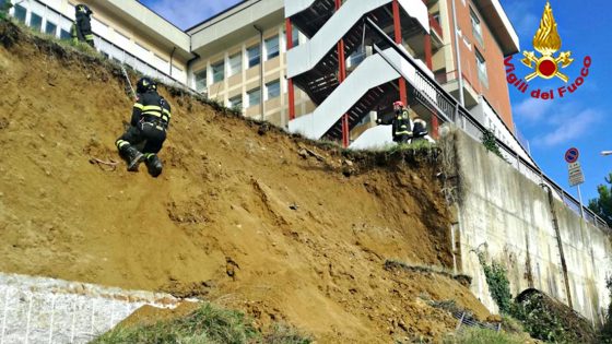Crolla parte di muro perimetrale ospedale Siena